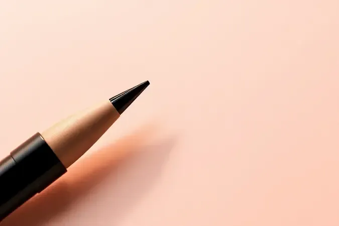 Close-up conceitual de ponta de delineador aplicando traço preciso e fino sobre superfície curva em renderização 3D minimalista.