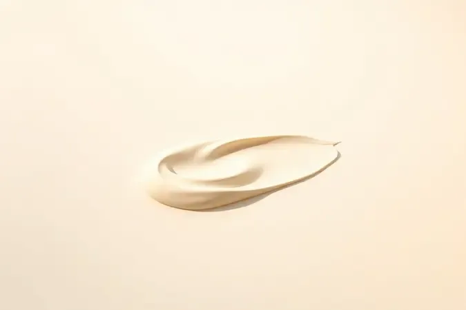 Renderização 3D abstrata de gesto suave espalhando creme hidratante sobre superfície em tons quentes e acolhedores.