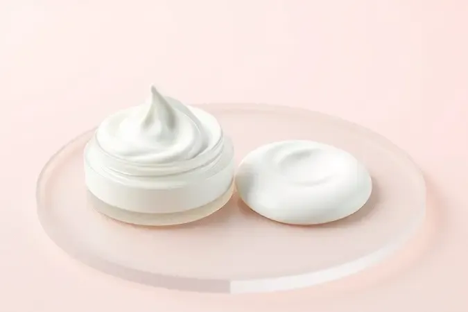 Comparação visual 3D entre textura de creme hidratante e sérum facial em superfície de vidro fosco.