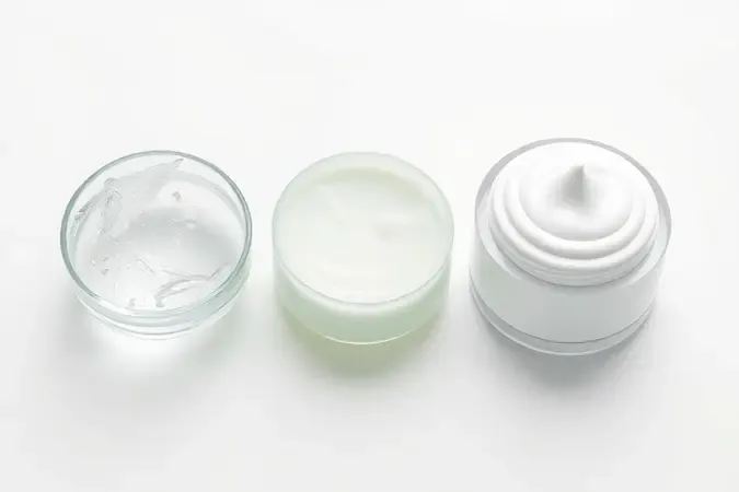 Comparação visual em 3D de texturas de hidratantes para pele oleosa: gel leve, loção fluida e creme suave.