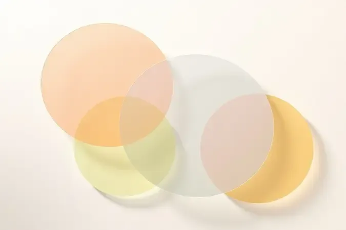 Círculos translúcidos coloridos sobrepostos em tons pastéis ilustrando o princípio da correção de cor para olheiras.