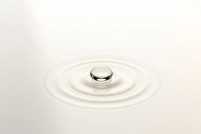 Gota d'água cristalina sobre superfície perolada em render 3D minimalista representando hidratação profunda para prevenção de estrias.