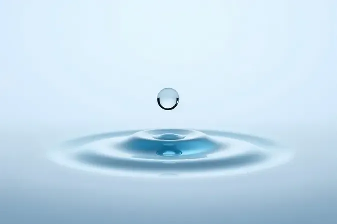 Conceito 3D de hidratação para pele oleosa com gota d'água cristalina sobre superfície matte e textura de gel translúcido azul