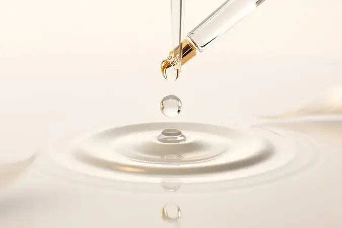 Conta-gotas liberando sérum de queratina líquida em renderização 3D conceitual