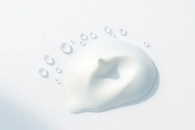 Composição 3D conceitual de remoção de pomada capilar com água e espuma de limpeza.