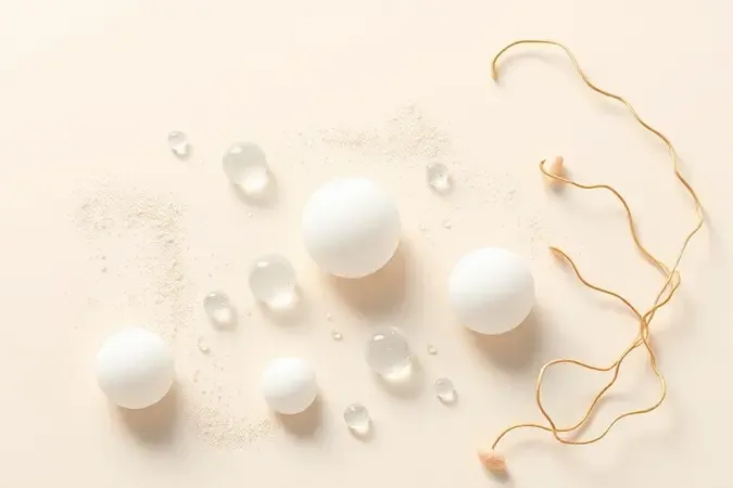 Render 3D conceitual de espuma suave e gotas translúcidas representando limpeza sem sulfato para cabelos cacheados