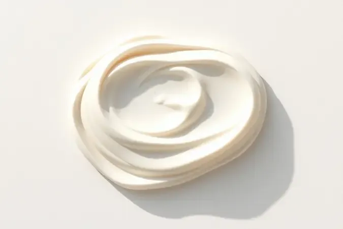 Renderização 3D conceitual de texturas cremosas de máscara capilar sendo aplicadas suavemente sobre superfície clean.
