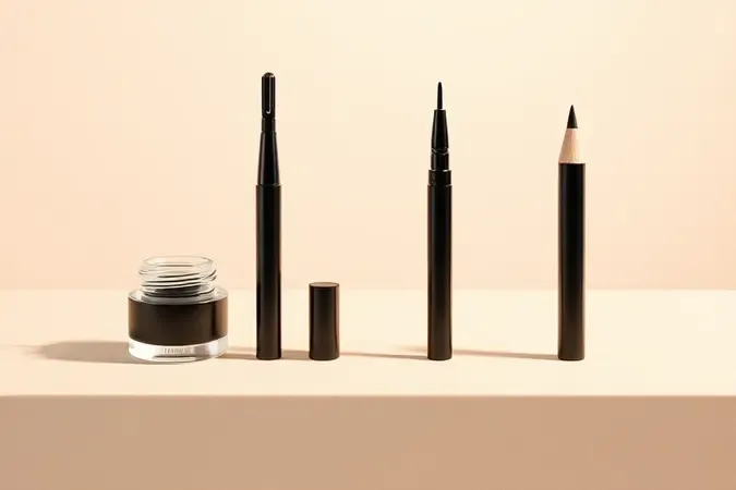 Quatro tipos de delineadores sem marca dispostos com elegância: gel, caneta, líquido e lápis em renderização 3D conceitual.